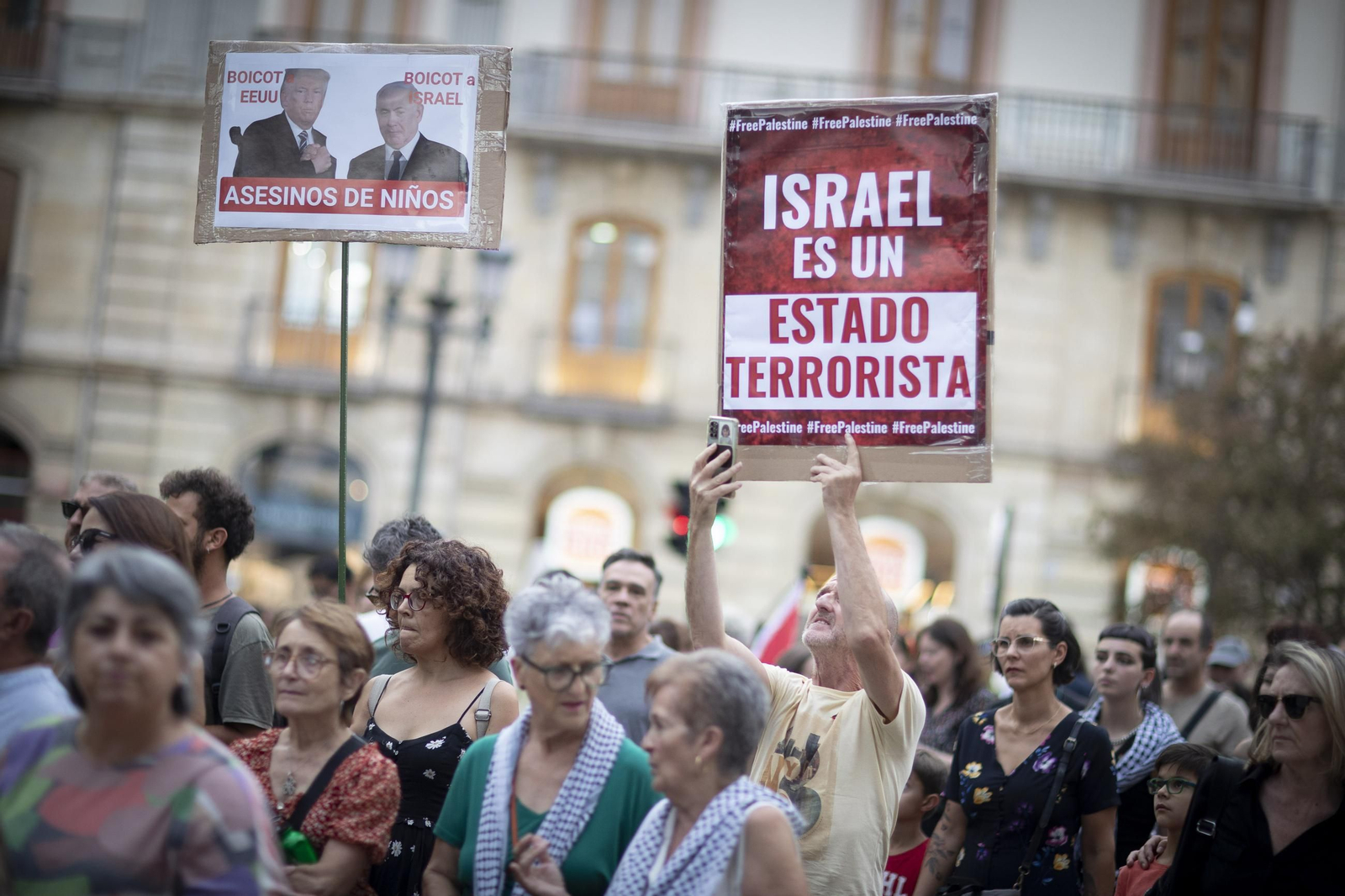 Fotos: 4.000 personas recorren el centro de Granada en una marcha contra la violencia en Gaza