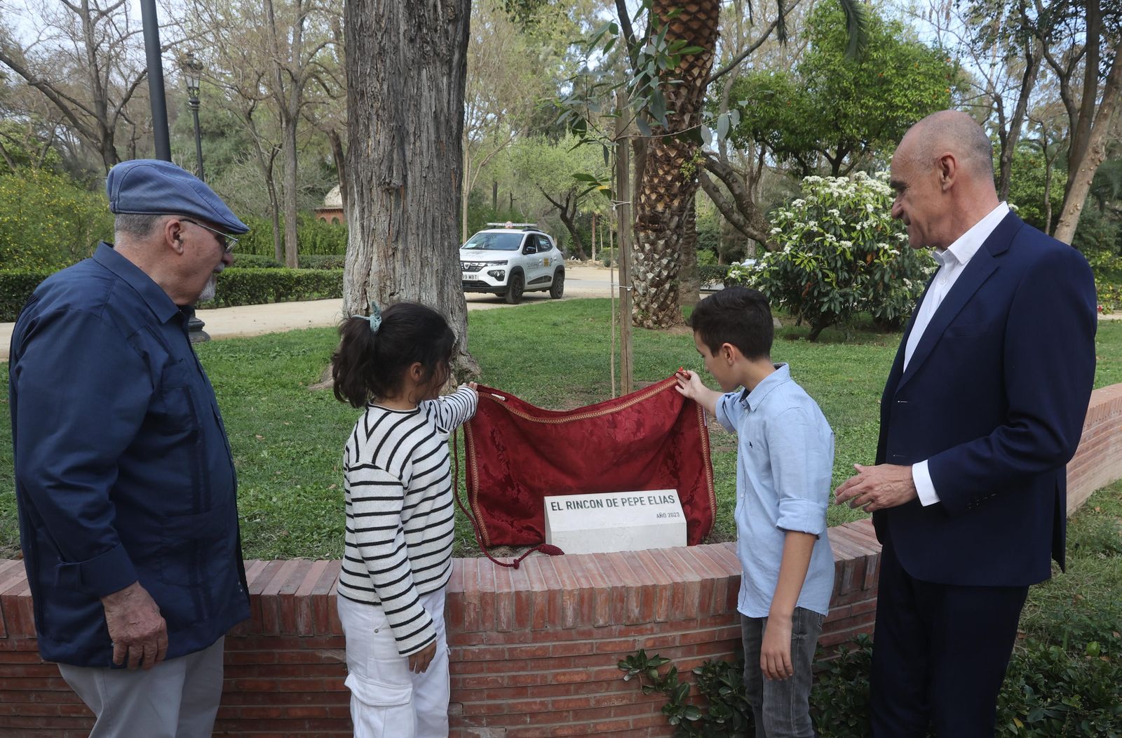 Pepe Elías, ex jardinero mayor de Sevilla, ya tiene su rincón en el Parque de María Luisa