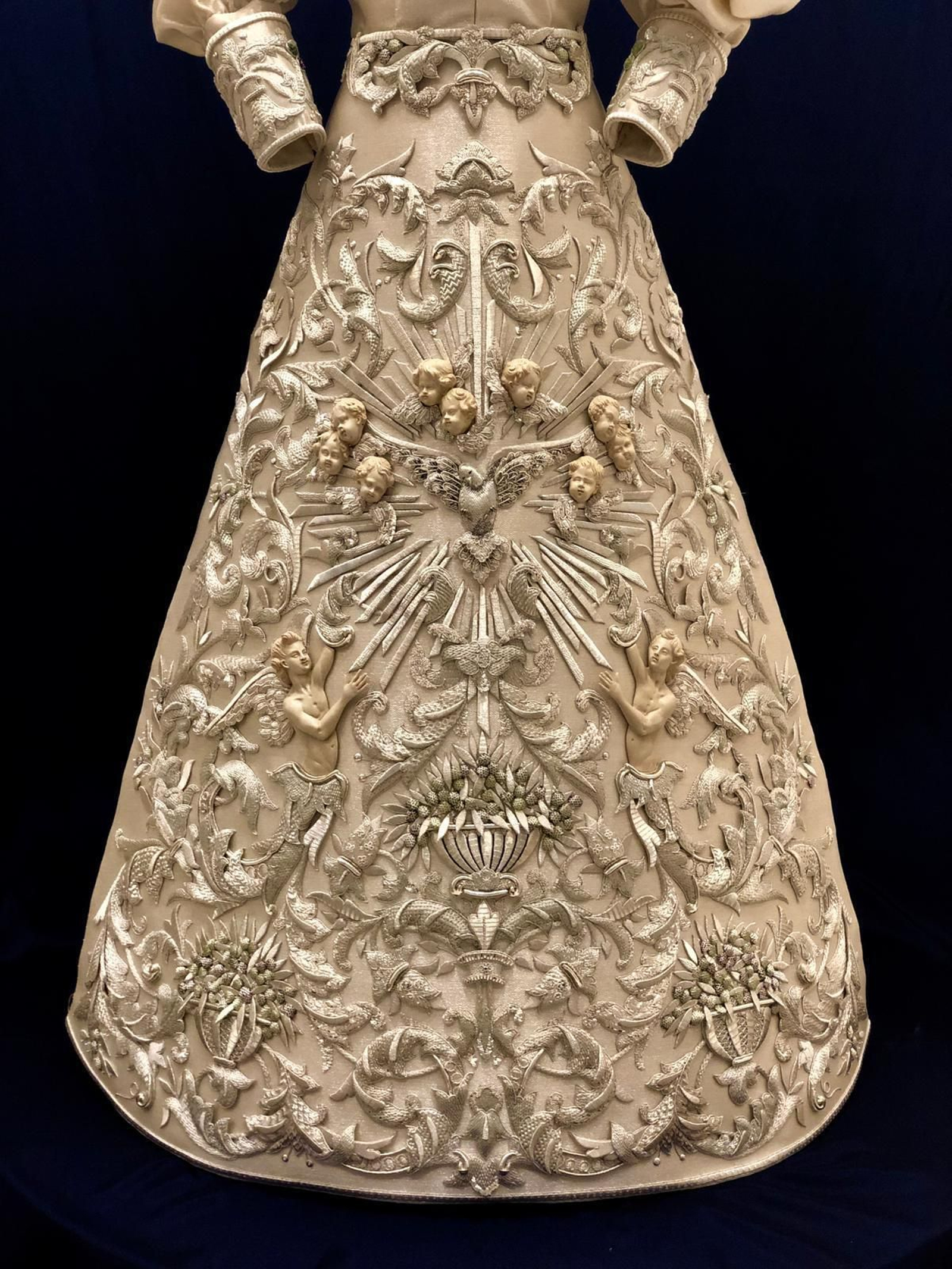 Detalle de la saya para la Virgen de la Paz de Utrera, obra de Daniel Prieto