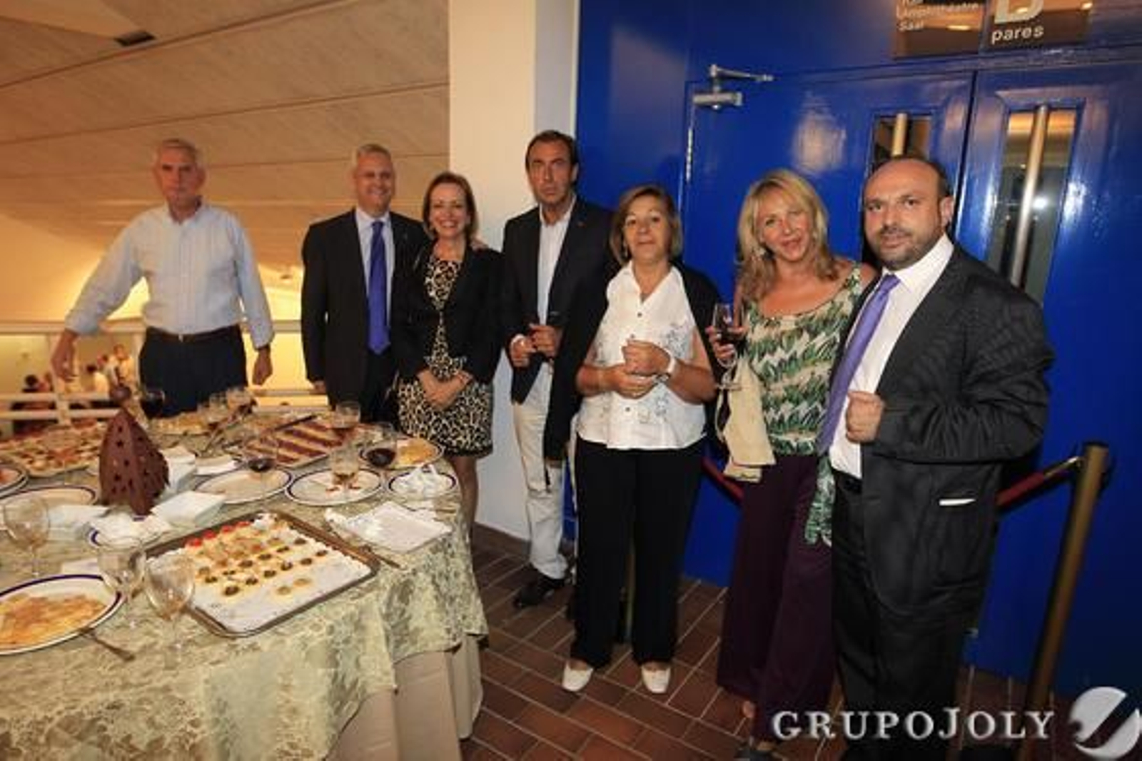 De derecha a izquierda, el presidente de Proyecto Hombre, Manuel Mingorance, con Encarni Hurtado, María José Pedrosa, Julián Caballero y Francisco Barrios que no dudaron en acudir al Auditorio Manuel de Falla para celebrar con Granada Hoy el aniversdario.


Foto: Pepe Villoslada-Lucia Rivas
