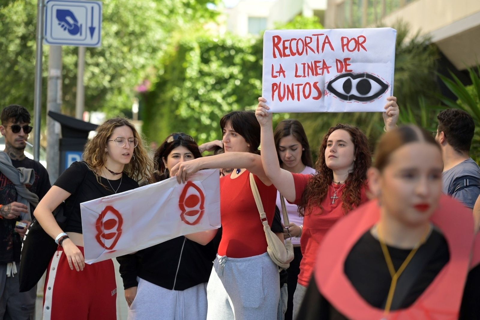La protesta de la comunidad educativa de la Escuela de Arte y Superior ...