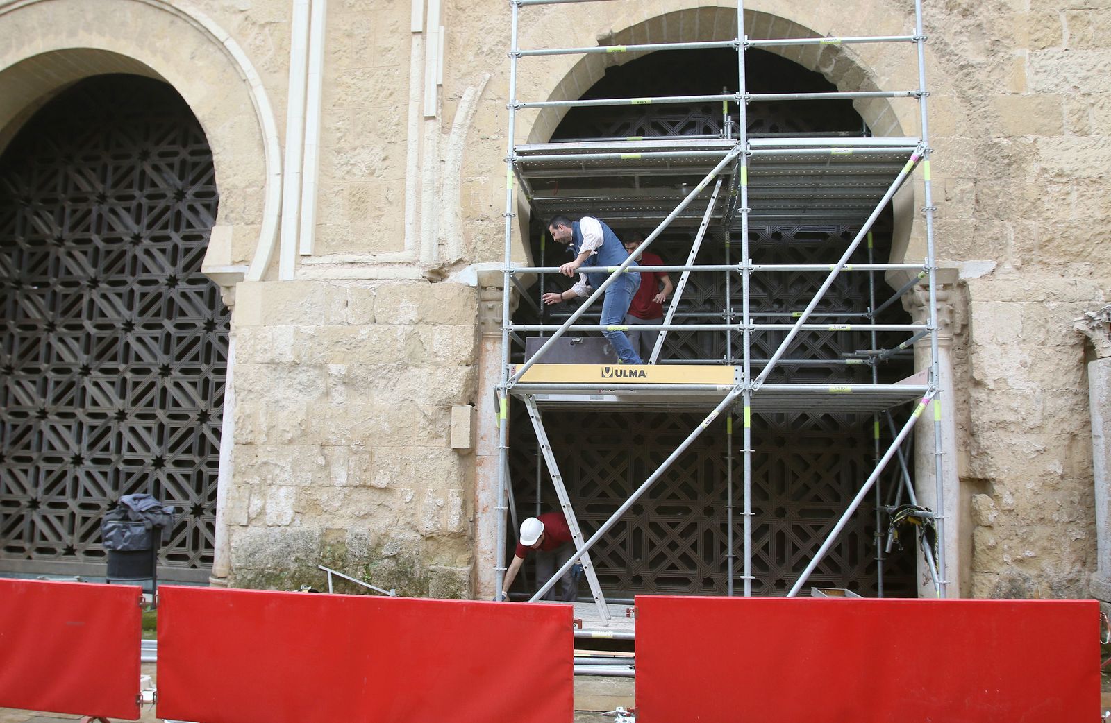 Trabajos de la retirada de la celosía de la segunda puerta de la Mezquita-Catedral.