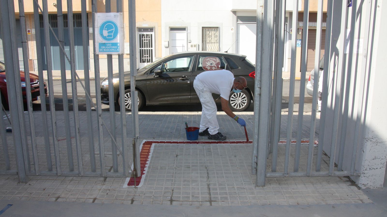Marcando zonas para evitar aglomeraciones en la entrada y salida de alumnos.