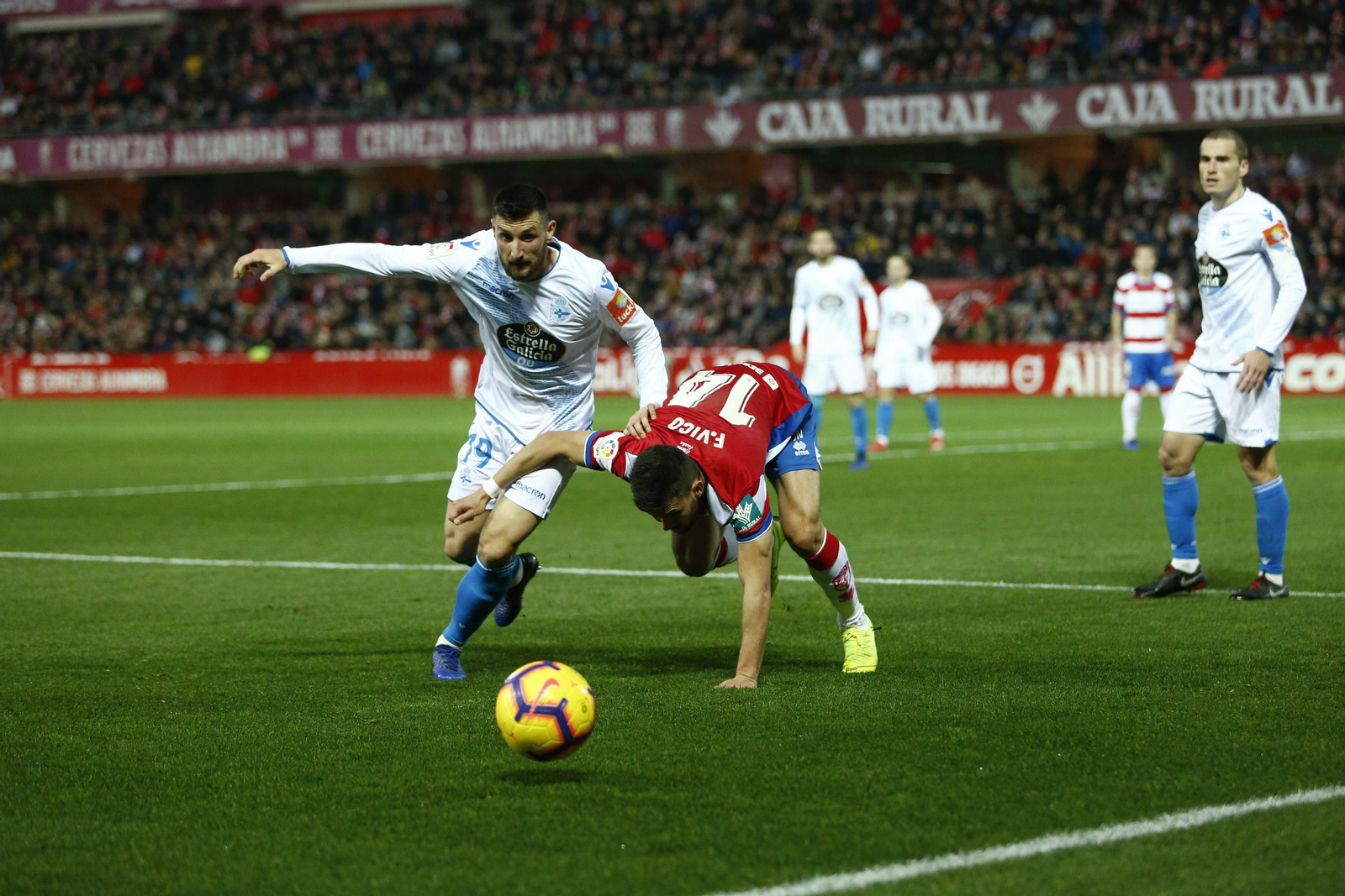 El deportivista Borja Valle pugna por el balón con Fede Vico, jugador del Granada.