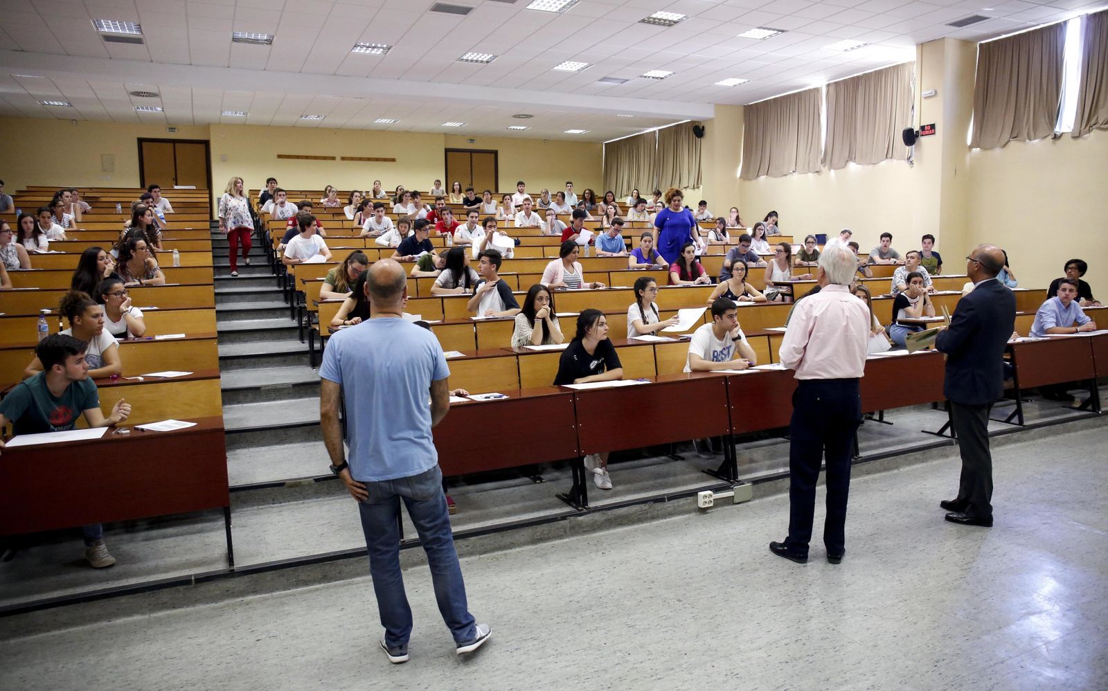 Alumnos en las pruebas de Selectividad este lunes en la Facultad de Derecho.