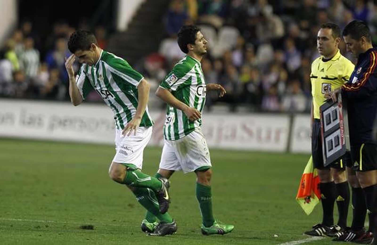 El Betis pierde una oportunidad para distanciarse del descenso y hundir al Racing de Santander (1-1). / Antonio Pizarro