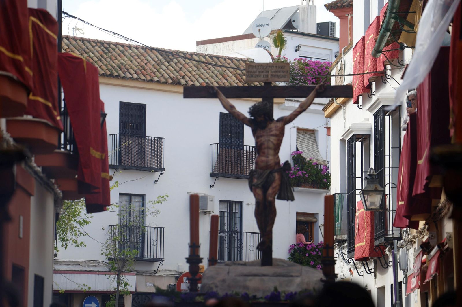 La procesión de la Universitaria en este Martes Santo de Córdoba, en imágenes