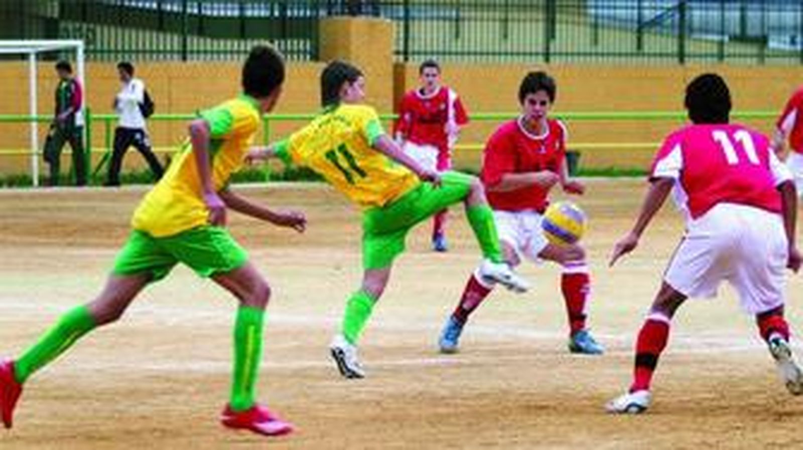 Dos jugadores del Mortadelo y el Vázquez Cultural disputan la posesión del balón.