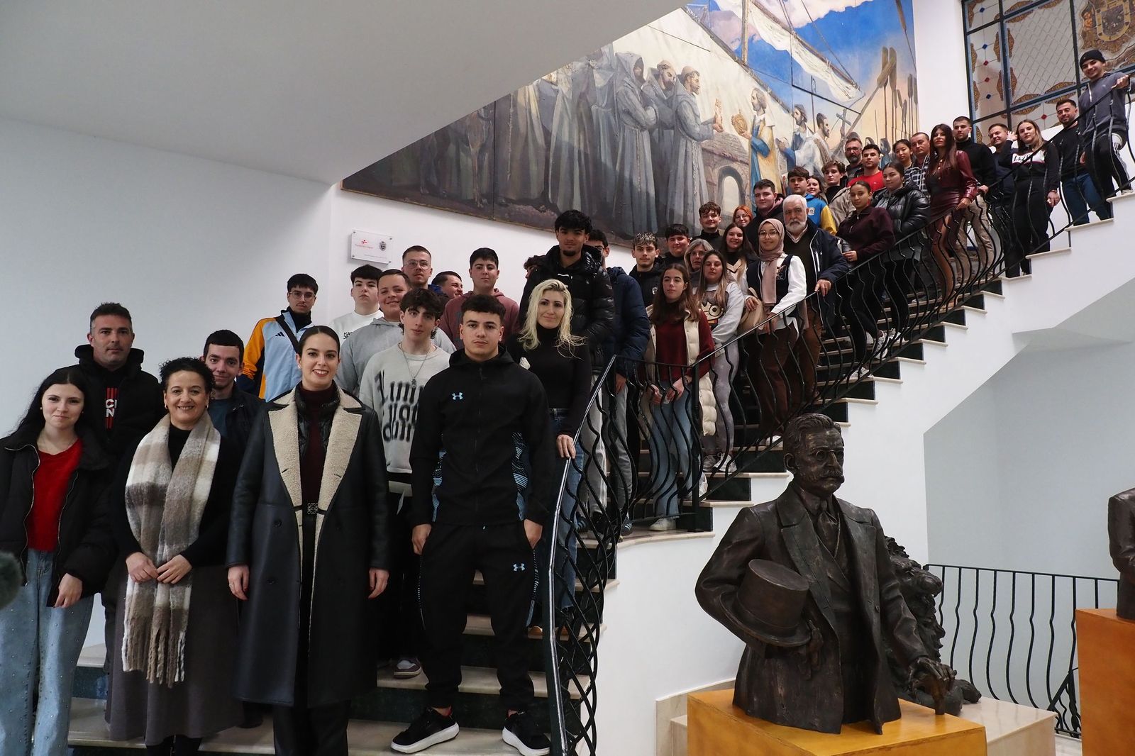 Gema Domínguez y Milagros Romero junto a los jóvenes que han recibido la ayuda para sacarse el carnet de conducir.