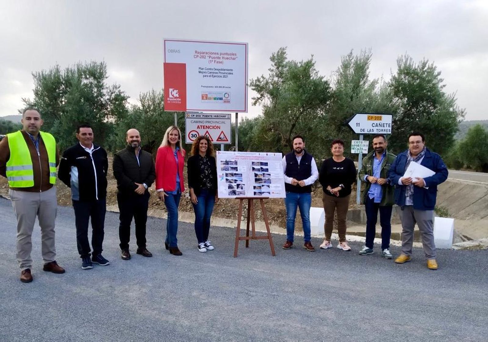 Dirigentes institucionales en la visita al camino Puente Huechar.