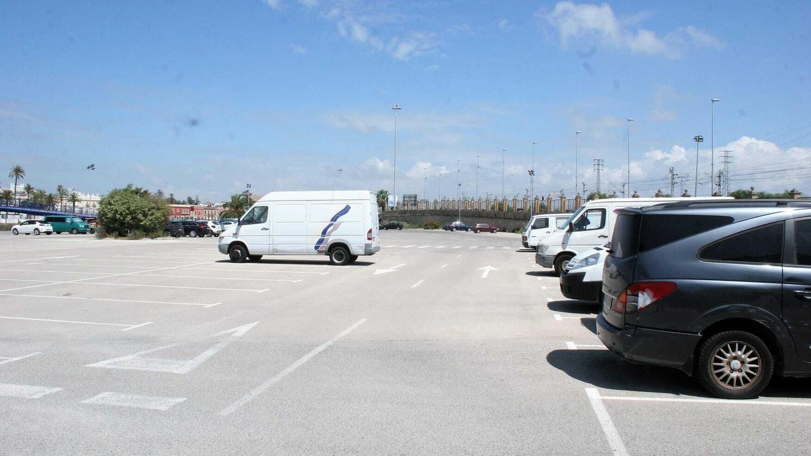 La afluencia de vehículos es escasa en la explanada, que en 2018 estuvo rodeado por la polémica por su uso por las autocaravanas.