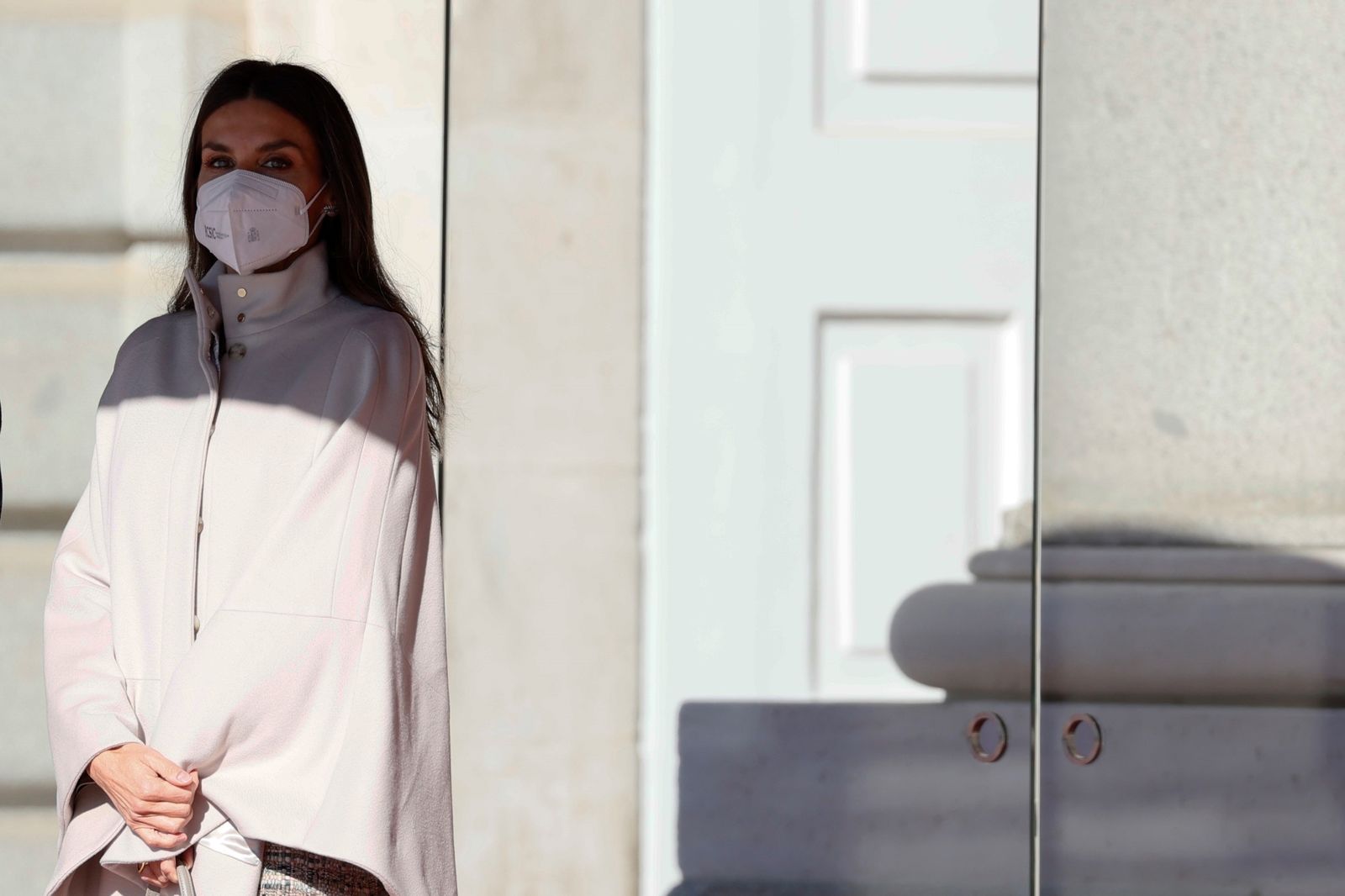 La Reina Letizia, con una capa-abrigo este martes en el Palacio Real.