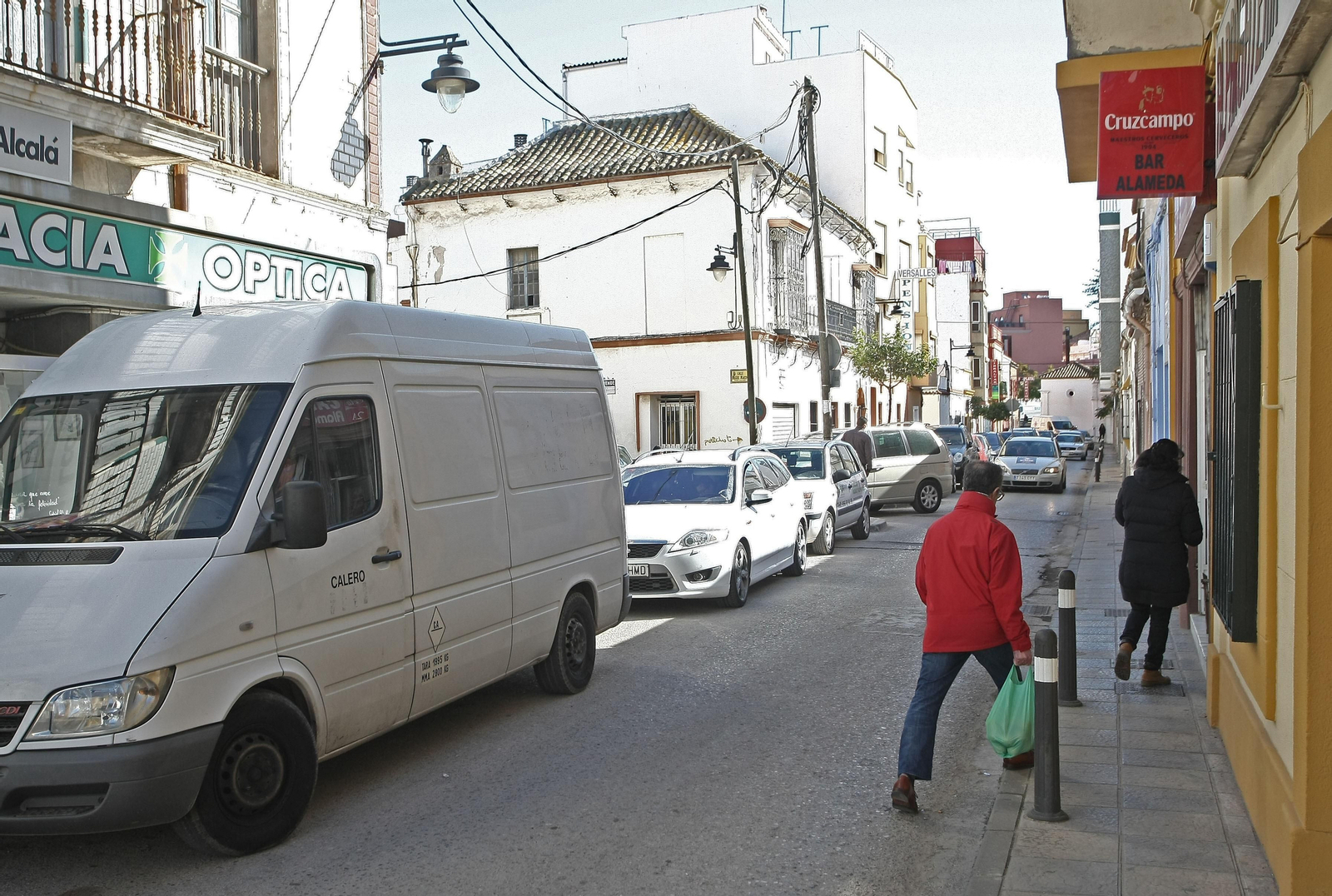 Vehículos circulando por la calle Cayetano del Toro.