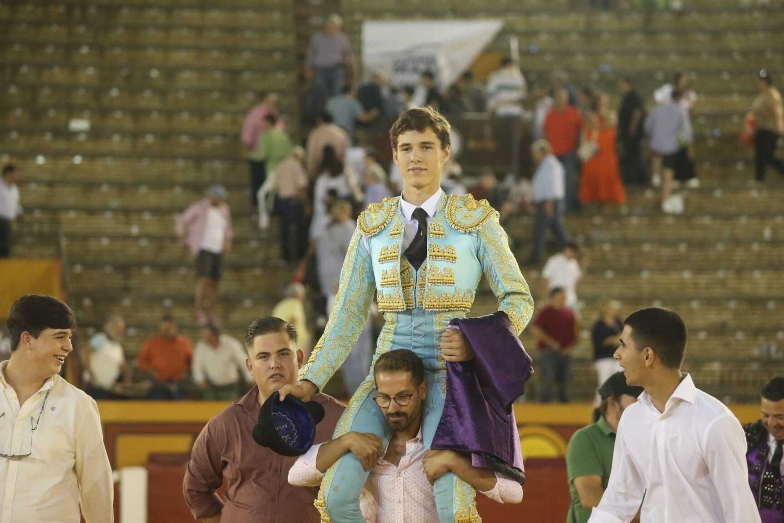 Ángel Pérez, a hombros para salir por la puerta grande