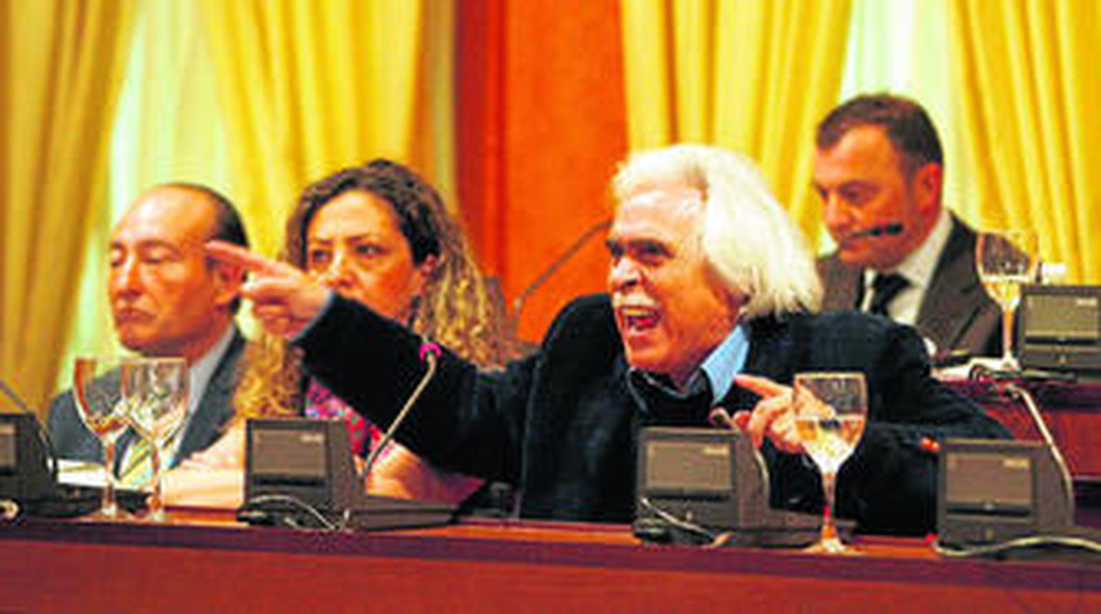 Rafael Gómez señala al PP en una de sus intervenciones en el Pleno.