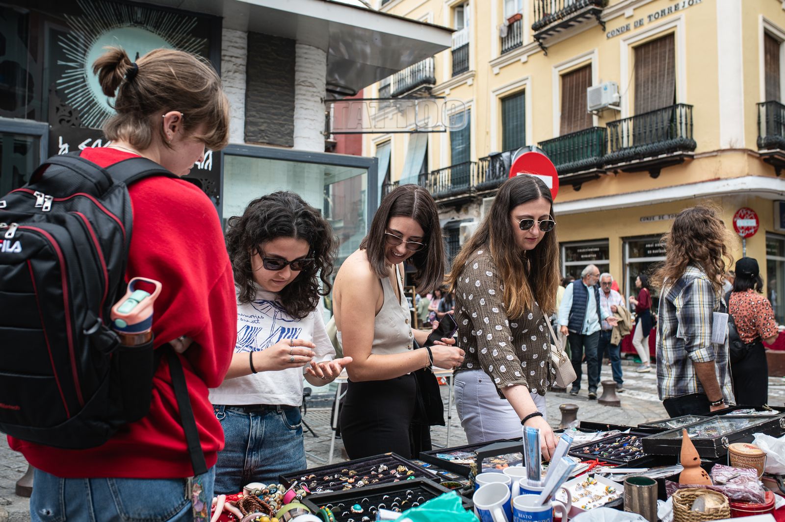 Una mañana en el mercado del jueves de la calle Feria