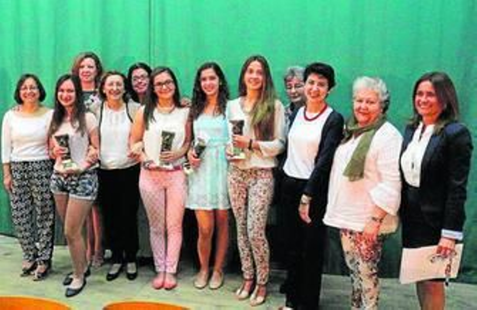 Ganadoras del certamen junto a la organización y la delegada de Juventud.