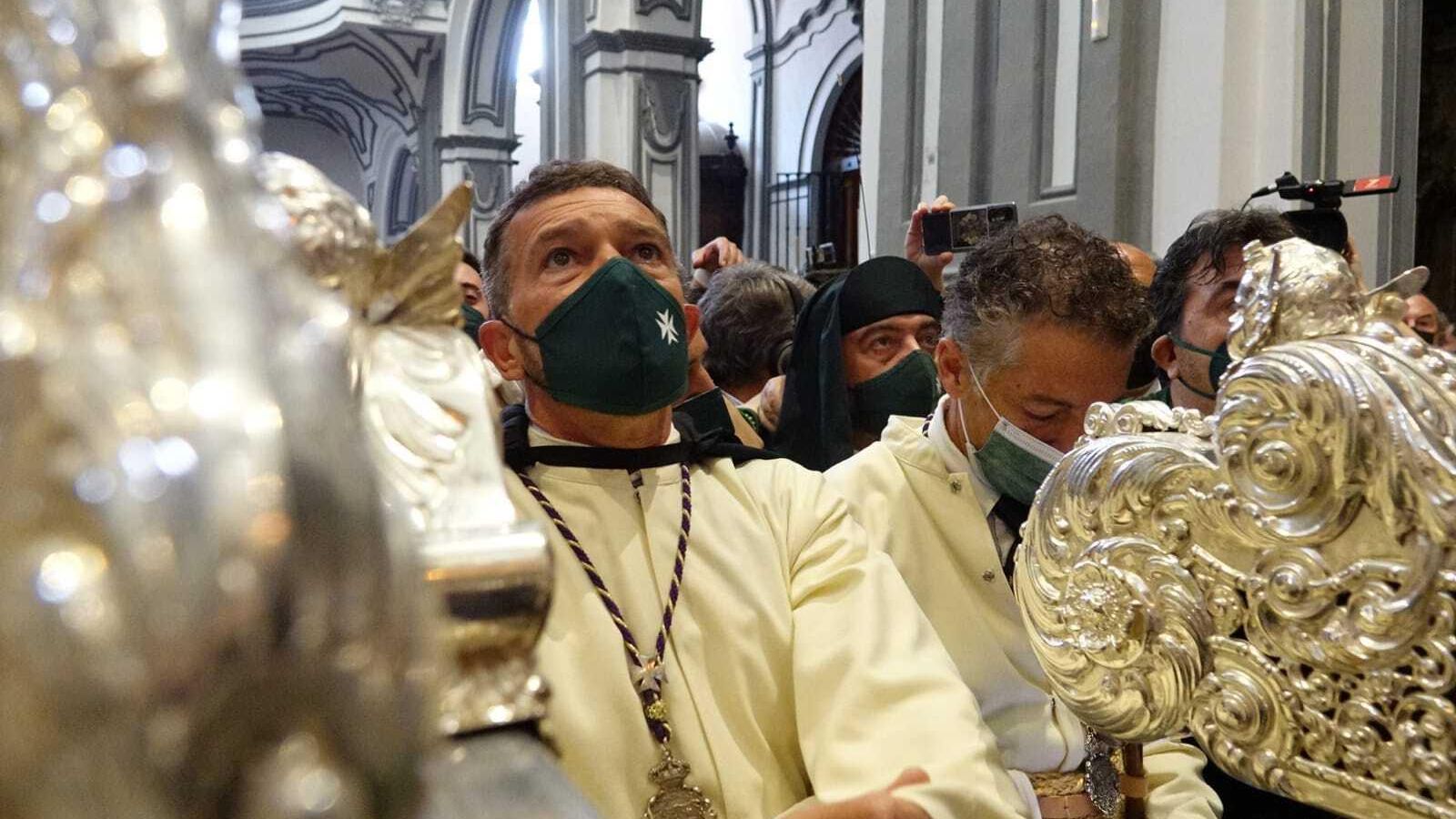 Antonio Banderas ha vuelto a cumplir con su compromiso y participa en la procesión de su Virgen. Antonio Banderas ha vuelto a cumplir con su compromiso y participa en la procesión de su Virgen.