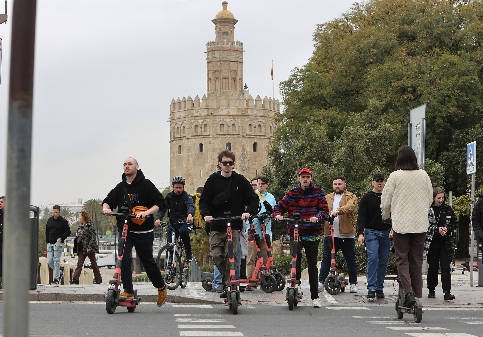 Usuarios de bicicleta y patinete en Sevilla
