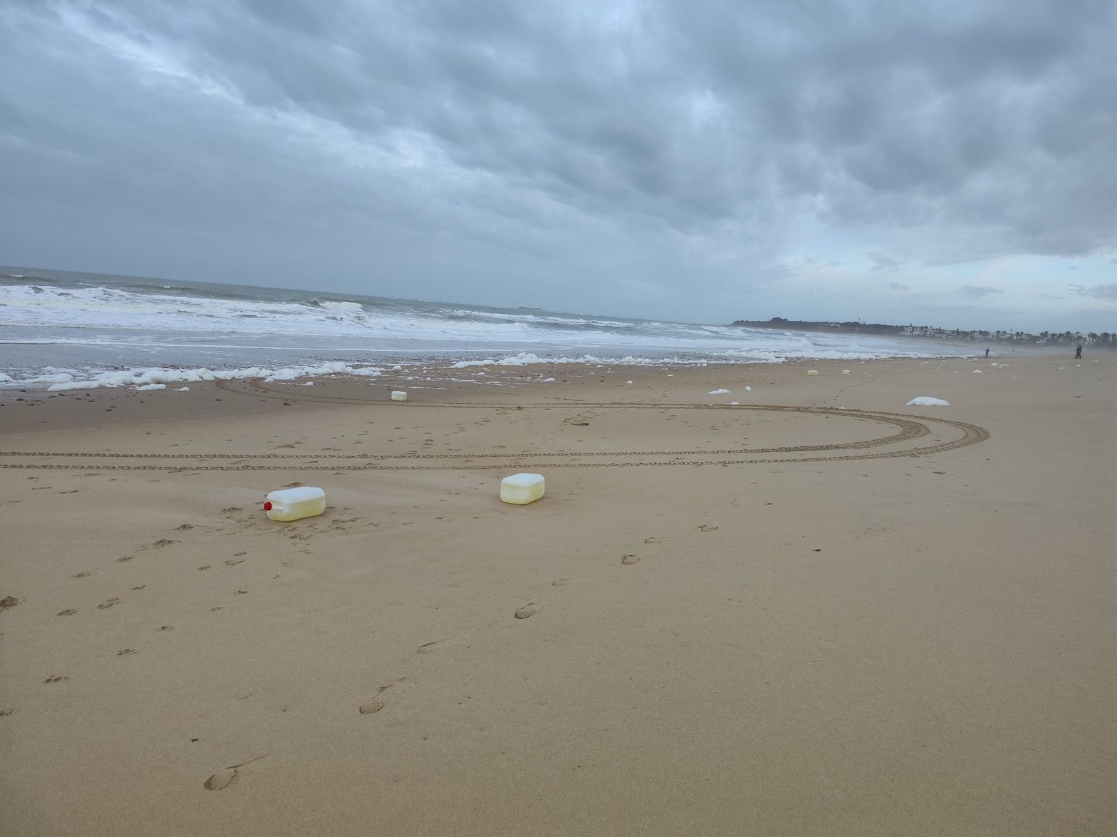 Las garrafas han aparecido en la orilla de la playa.