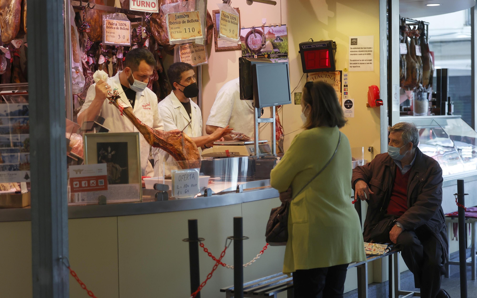 Imágenes del primer día sin mascarilla en interiores