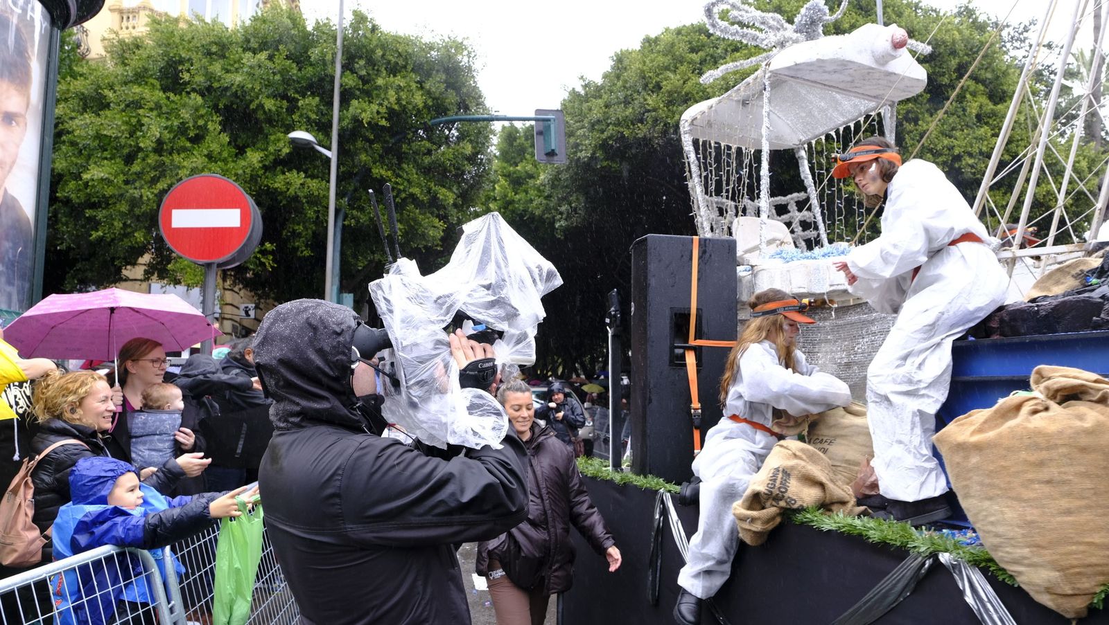 Fotografías de la cabalgata de los Reyes Magos pasada por agua en Almería