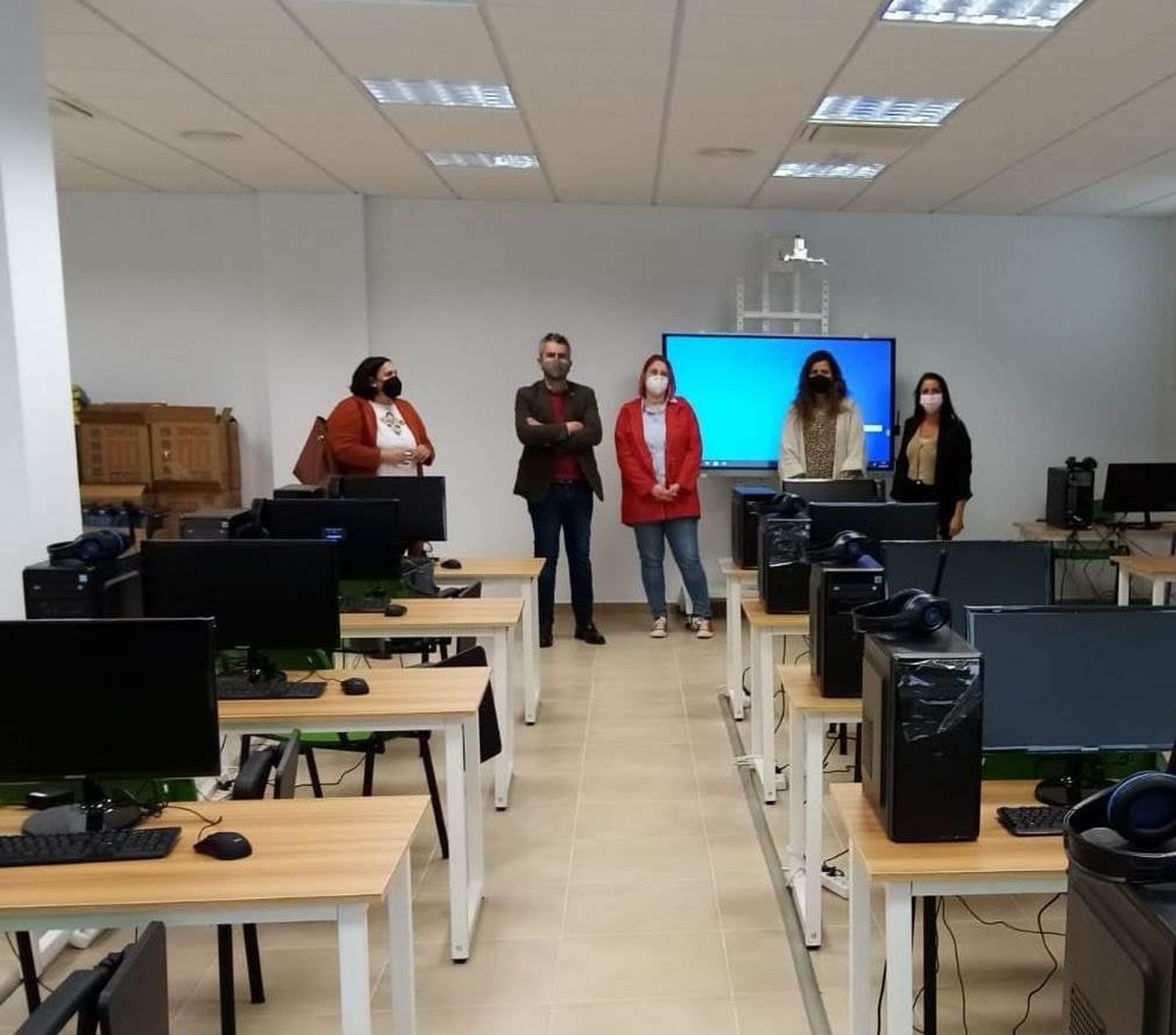 El aula ha quedado equipada con la última tecnología informática.