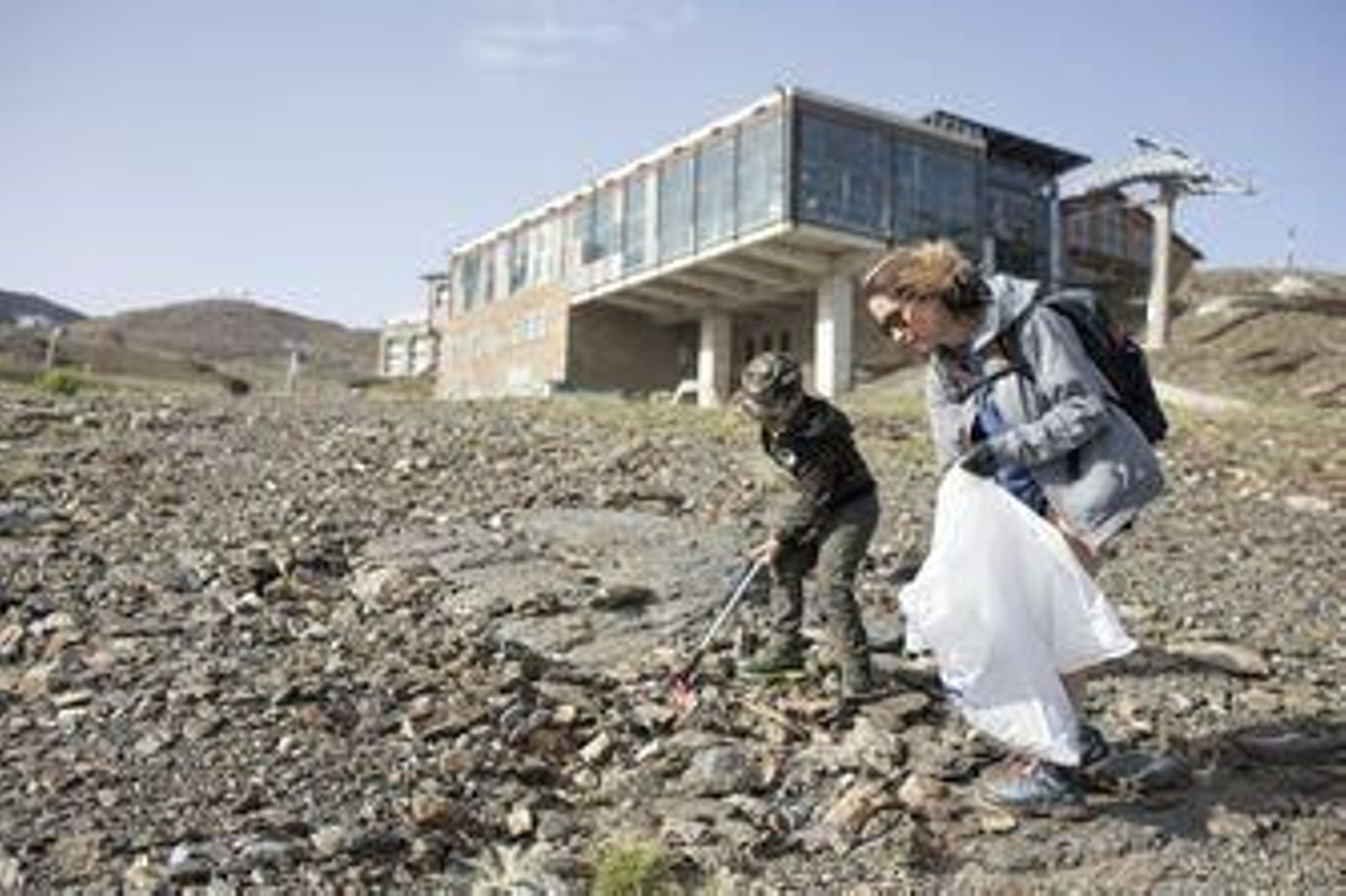 Fotos: así ha sido la jornada de limpieza en las pistas de esquí de Sierra Nevada
