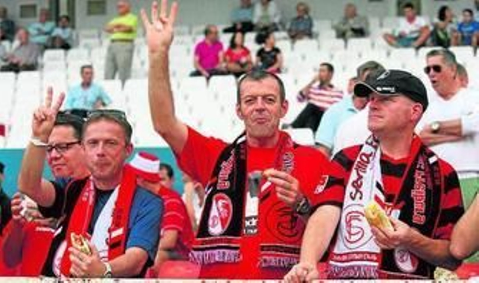 Aficionados del Friburgo, en el Sánchez-Pizjuán.