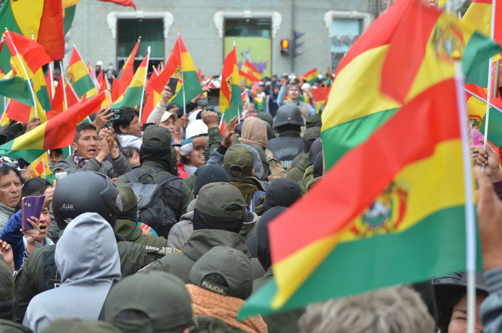 Un grupo de policías se repliega este sábado a su unidad en la ciudad de Oruro (Bolivia)