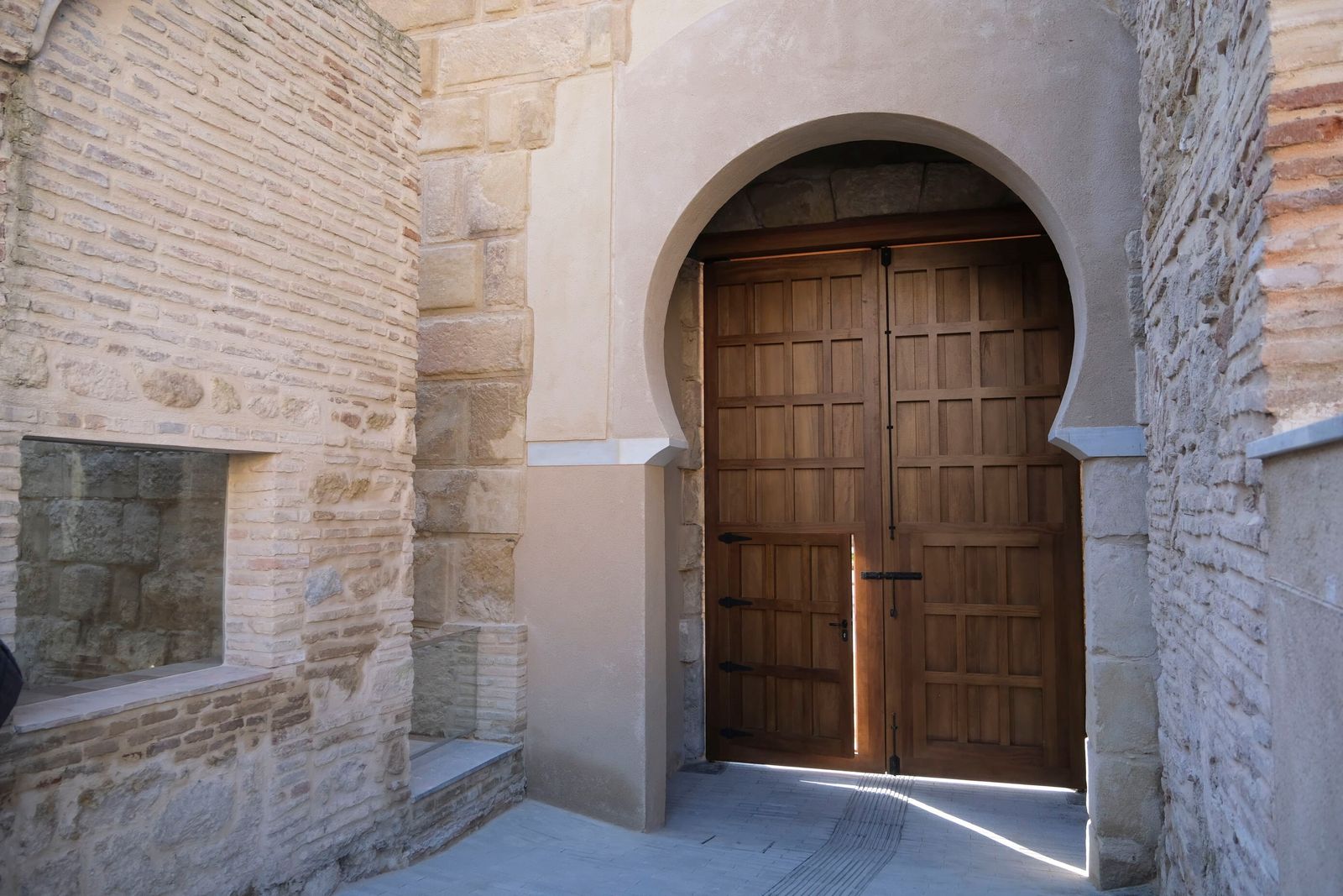 La puerta almohade del Alcázar, ya restaurada