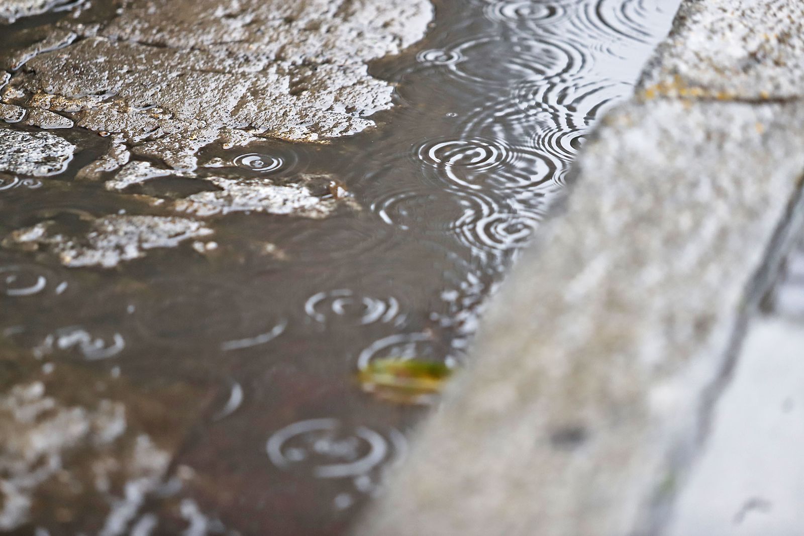 imágenes de la lluviosa mañana en Huelva