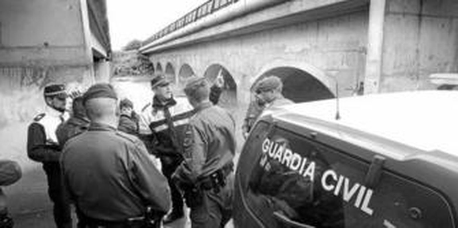 Efectivos de la Guardia Civil y de la Policía Local, ayer a la salida de Las Pachecas en las horas críticas de riesgo de inundaciones.