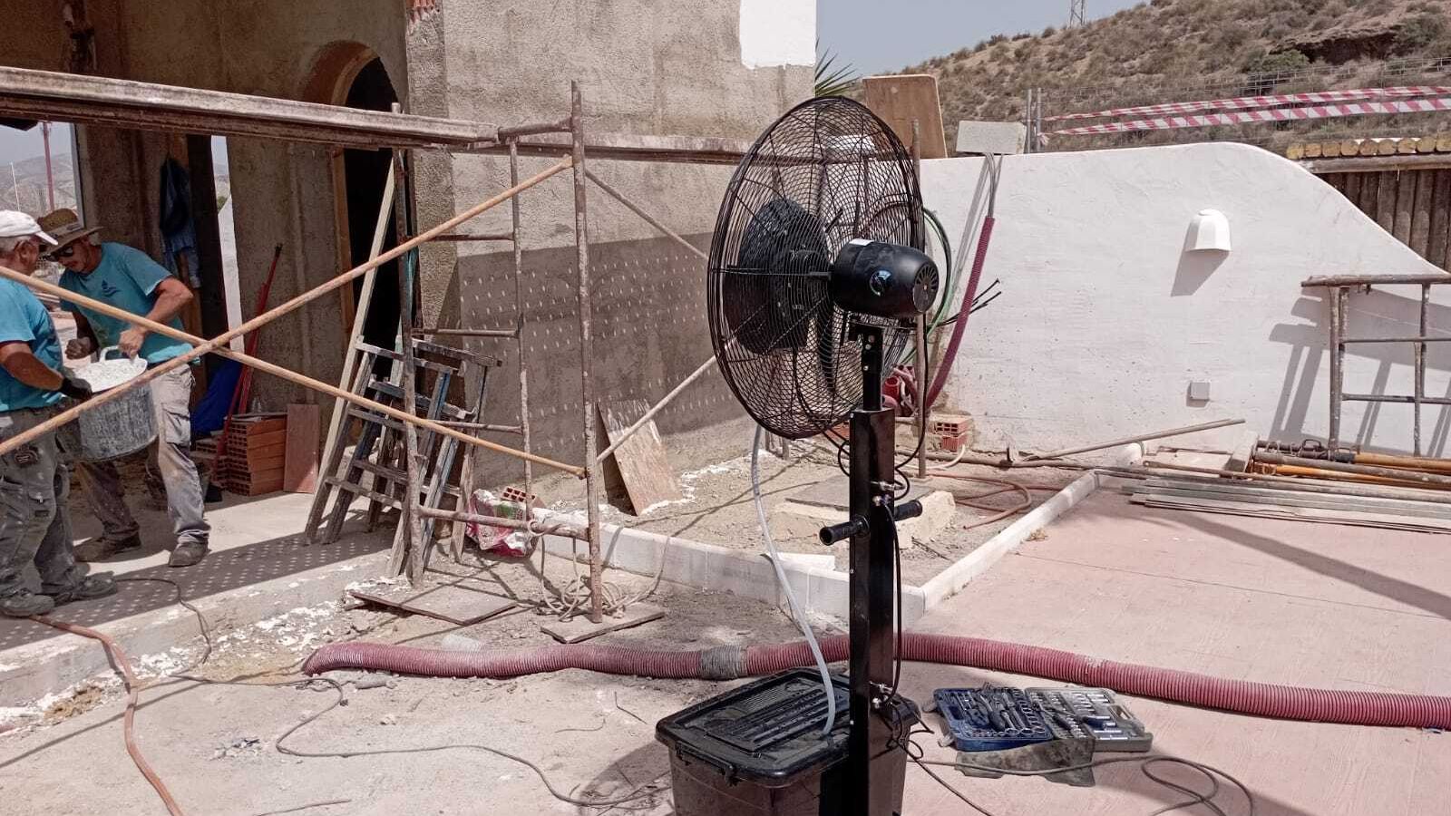 Un ventilador para poder resistir la jornada en el tajo (en Tabernas).