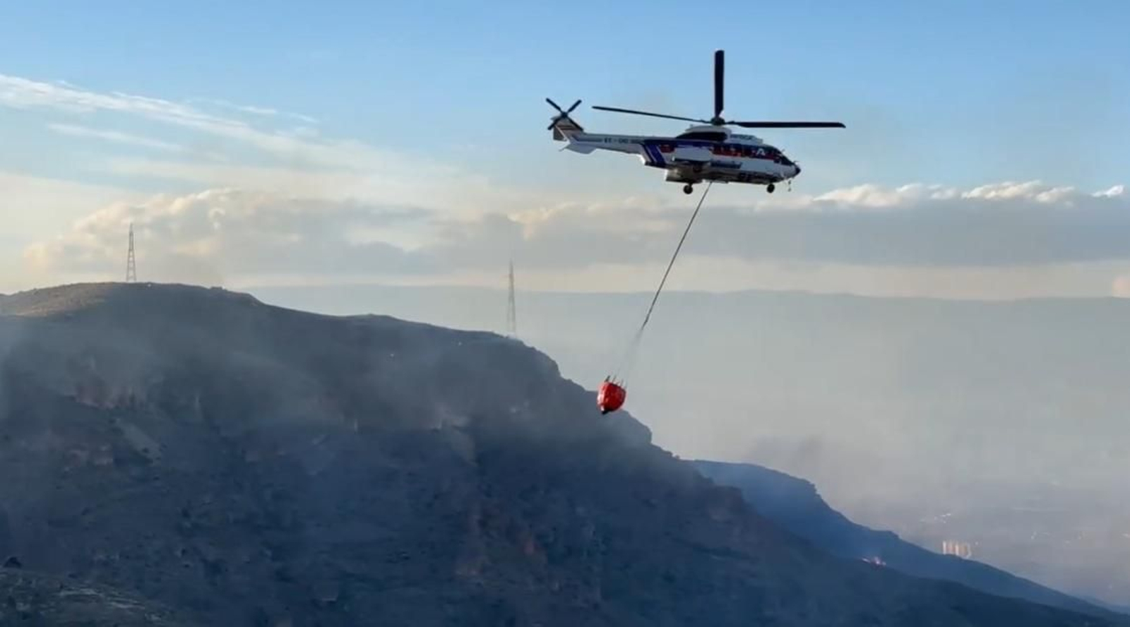 Uno de los helicópteros sobre la sierra de Gádor