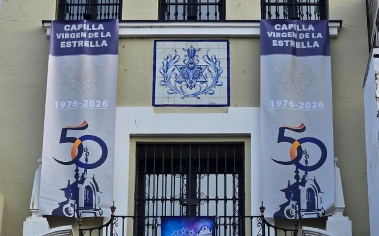 Detalle de las banderolas engalanando la fachada del templo