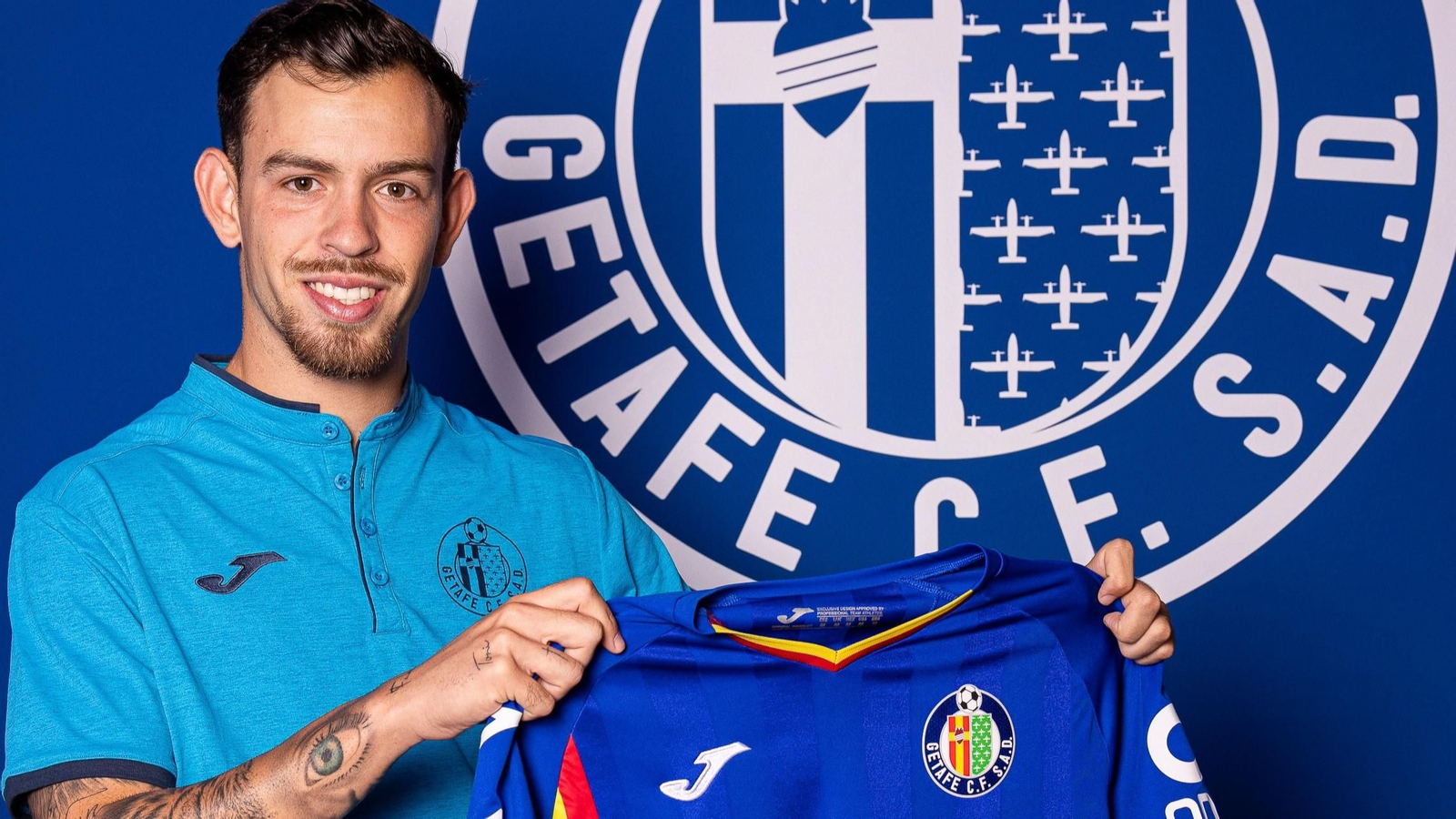 Antonio Molina, el ya ex del Córdoba CF, posa con la camiseta del Getafe.