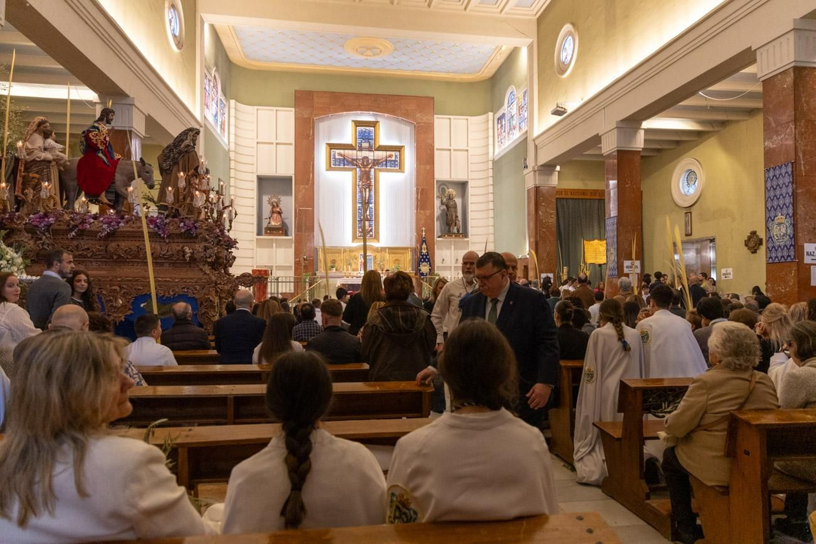 Los jiennenses se echan a la calle para presenciar la primera de las procesiones de la jornada: la Borriquilla (I)