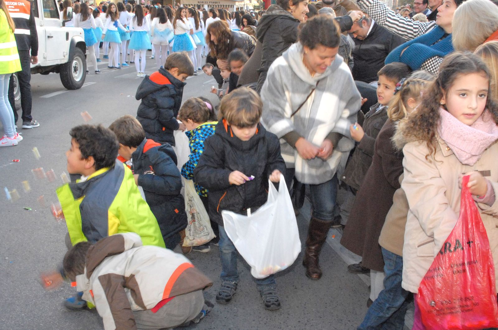 Niños recogiendo caramelos en la Cabalgata de Reyes de 2015 en San Fernando