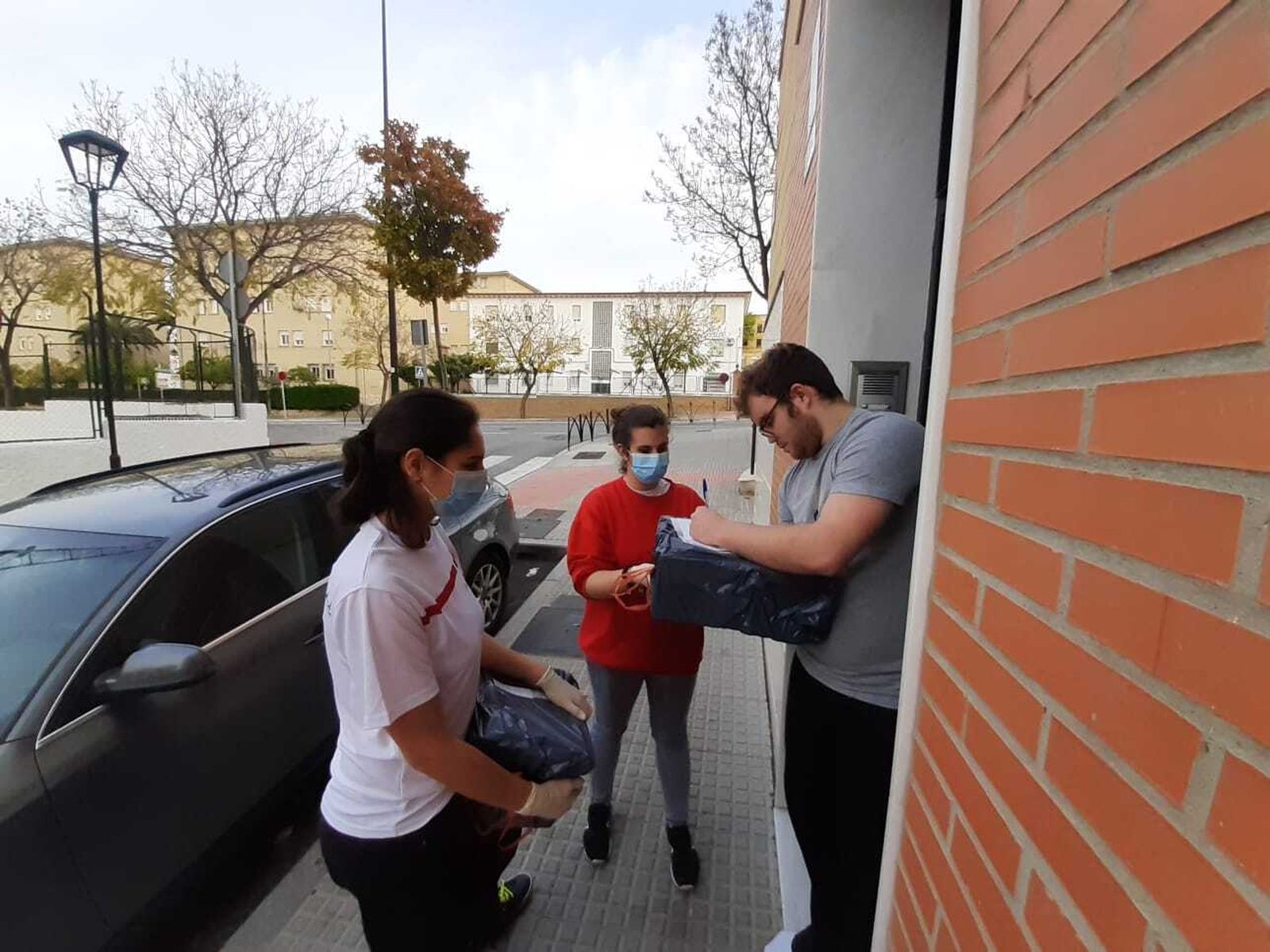 Protección Civil reparte material.