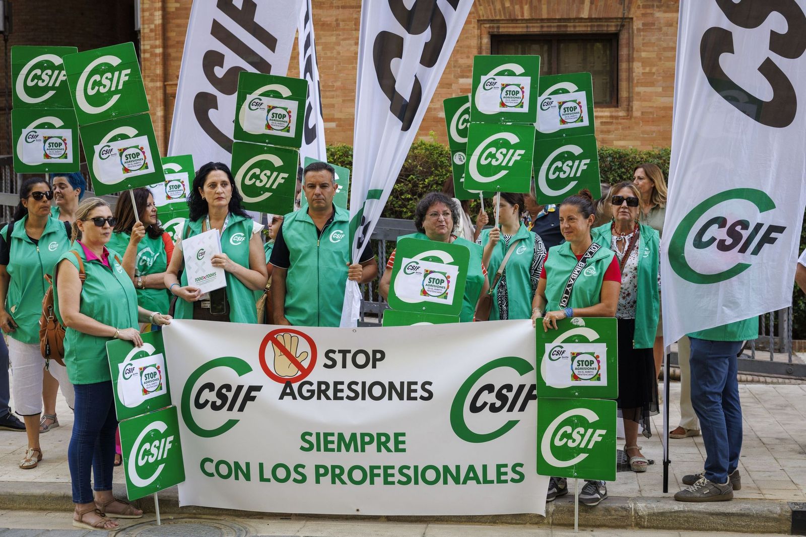 Funcionarios de Instituciones Penitenciarias en una protesta en Sevilla.