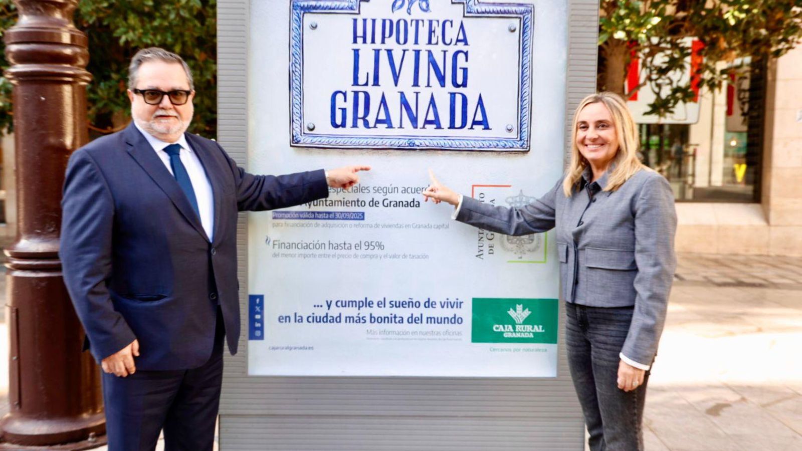 El director General de Caja Rural Granada, Jerónimo Luque y la alcaldesa de Granada, Marifrán Carazo.