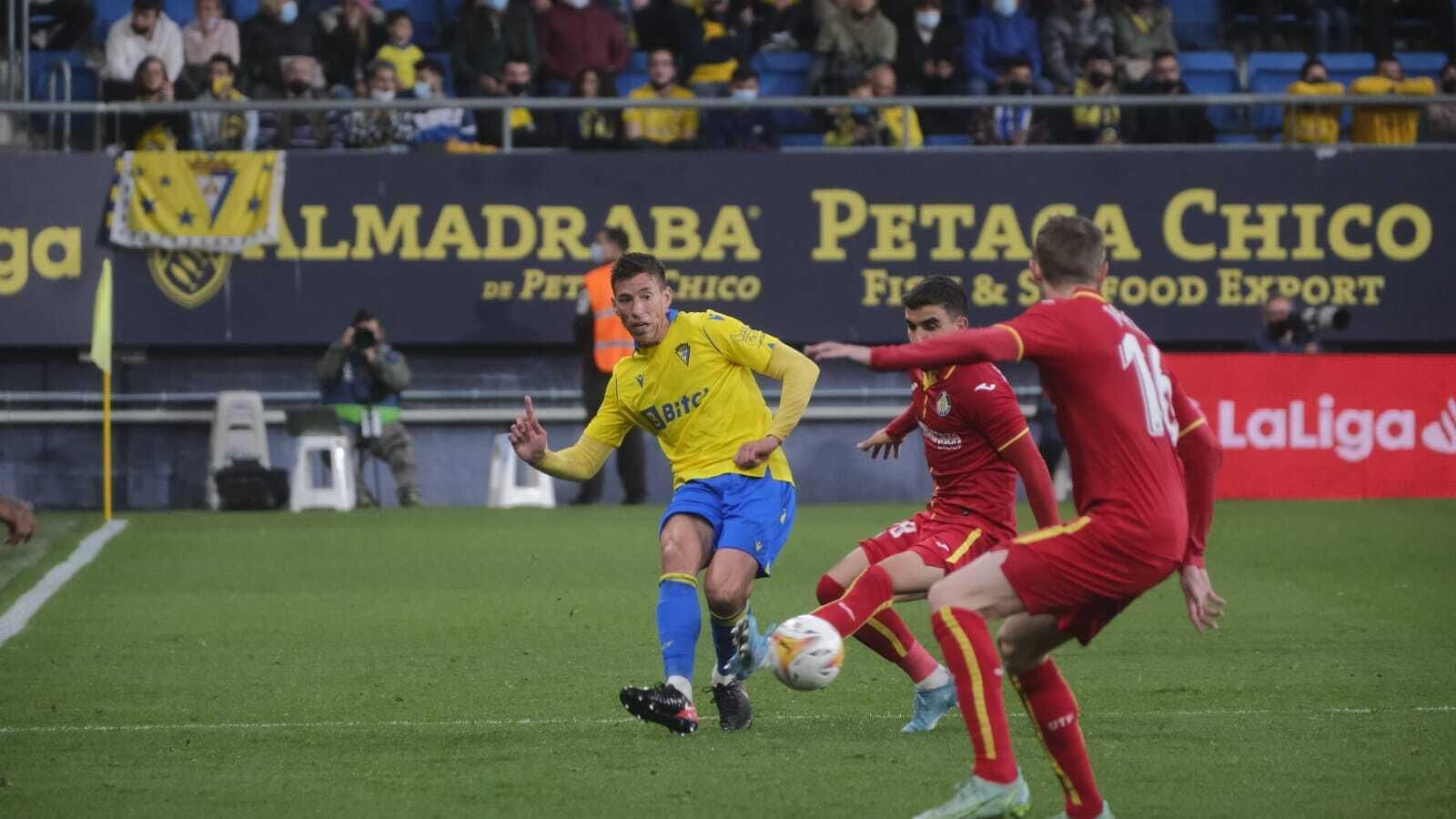 Rubén Alcaraz golpea el balón en el duelo ante el Getafe.