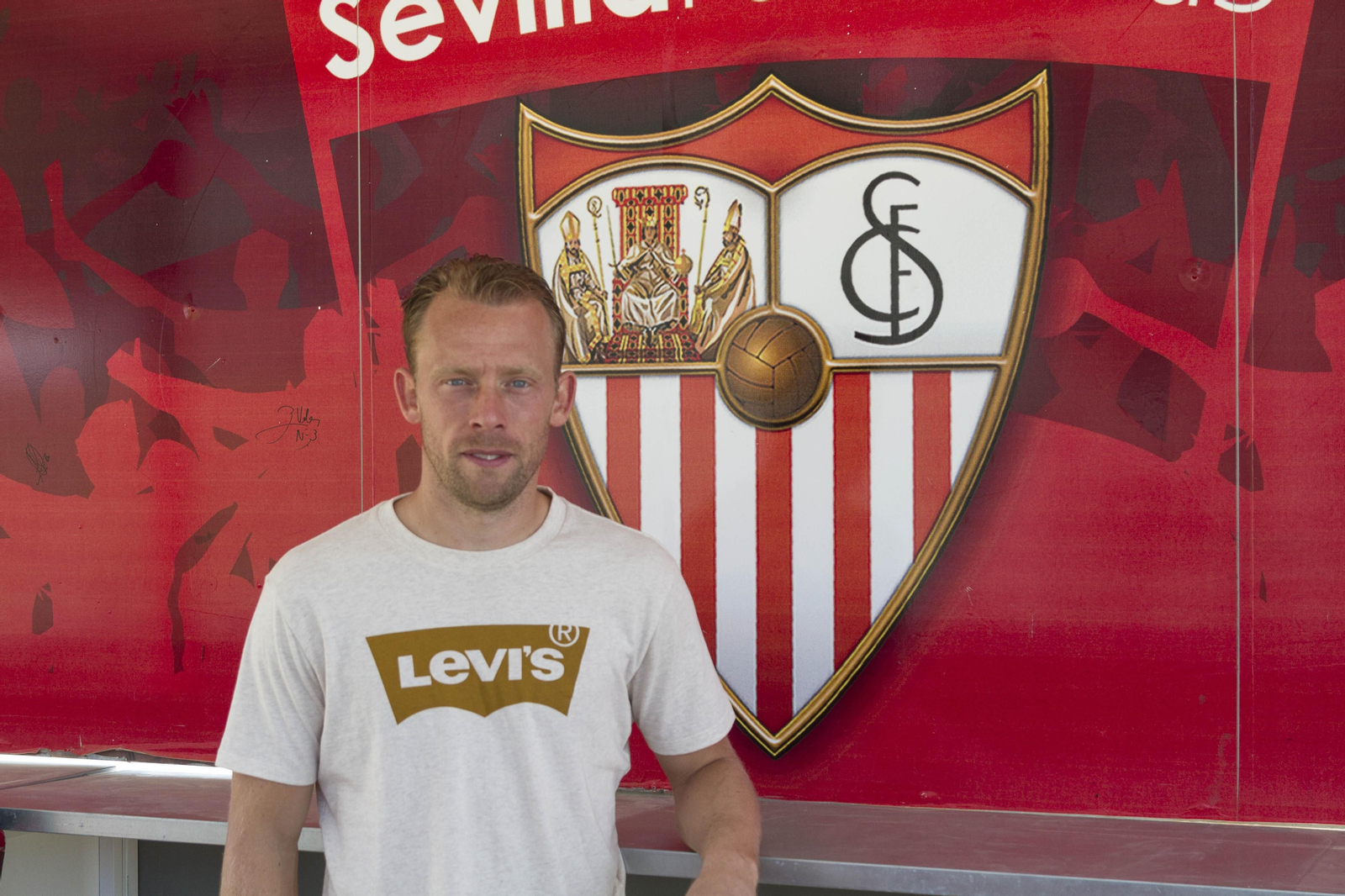 El sevillista Krohn-Dehli ante el escudo de la entidad