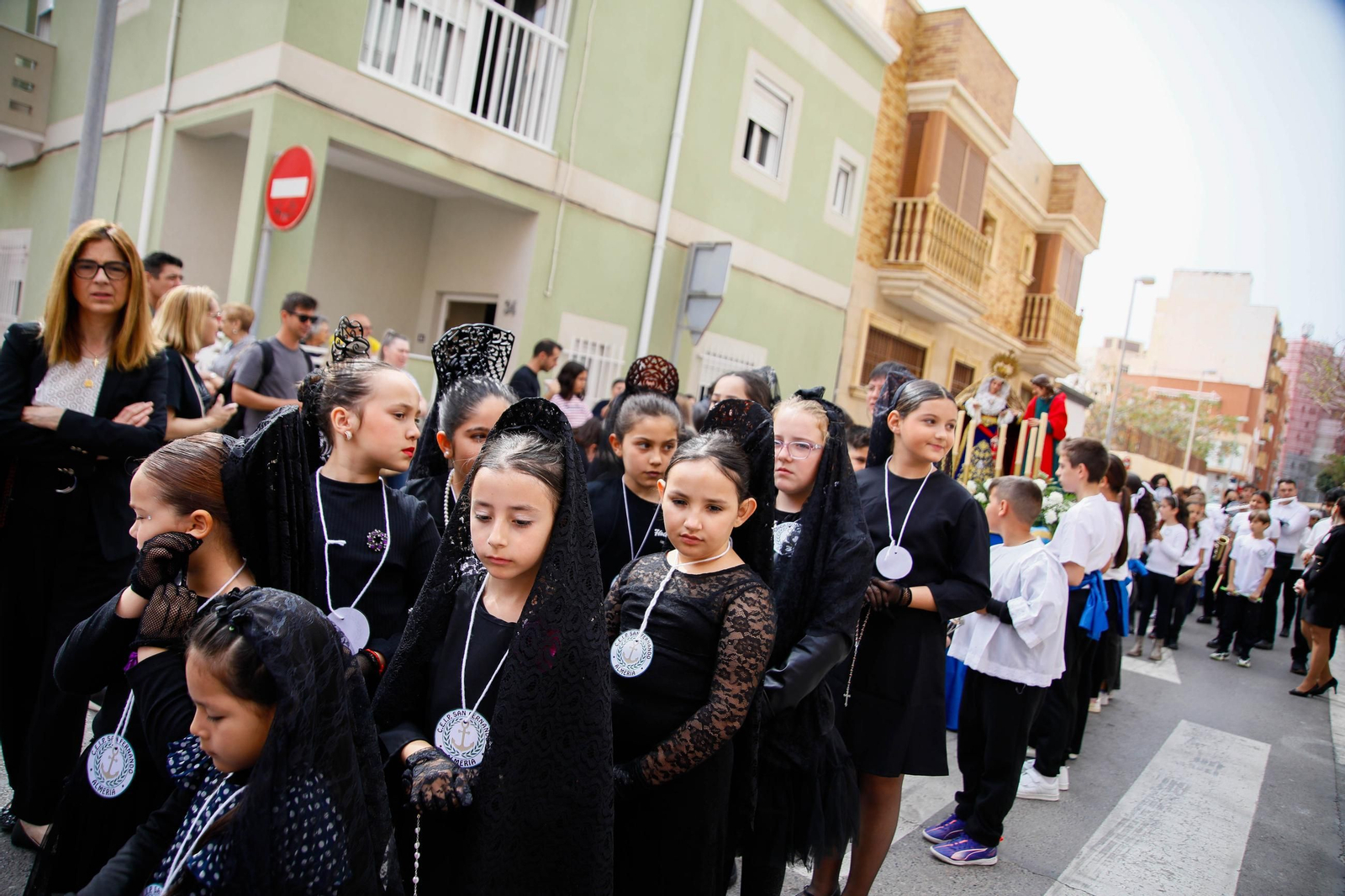 Las imágenes del CEIP San Fernando de El Zapillo de la ciudad de Almería en procesión en el viernes de dolores