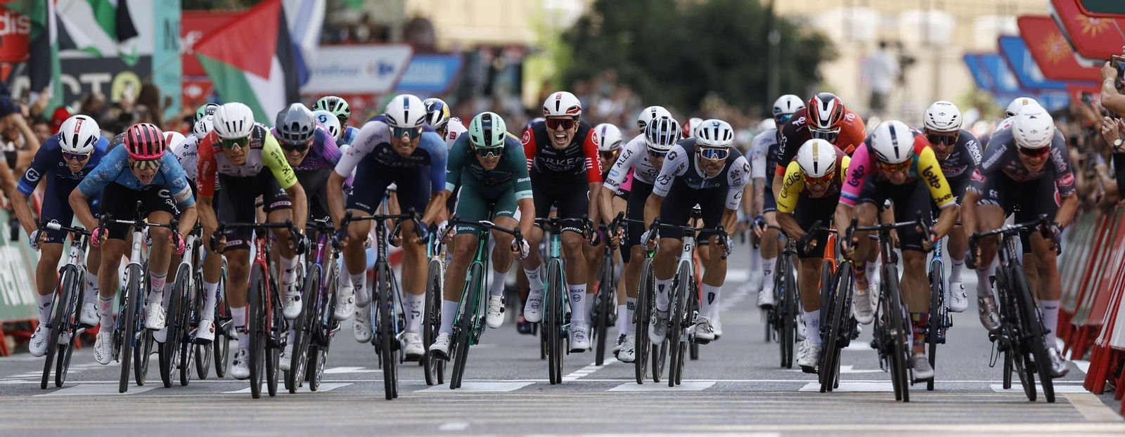 Una imagen espectacular del esprint final en Zaragoza.