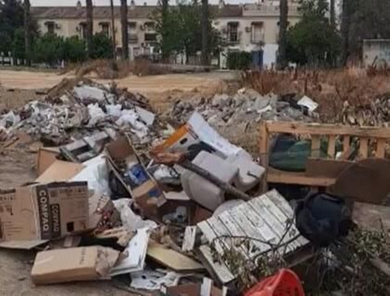 Basuras y escombros se acumulan en el entorno del dolmen de Montelirio.