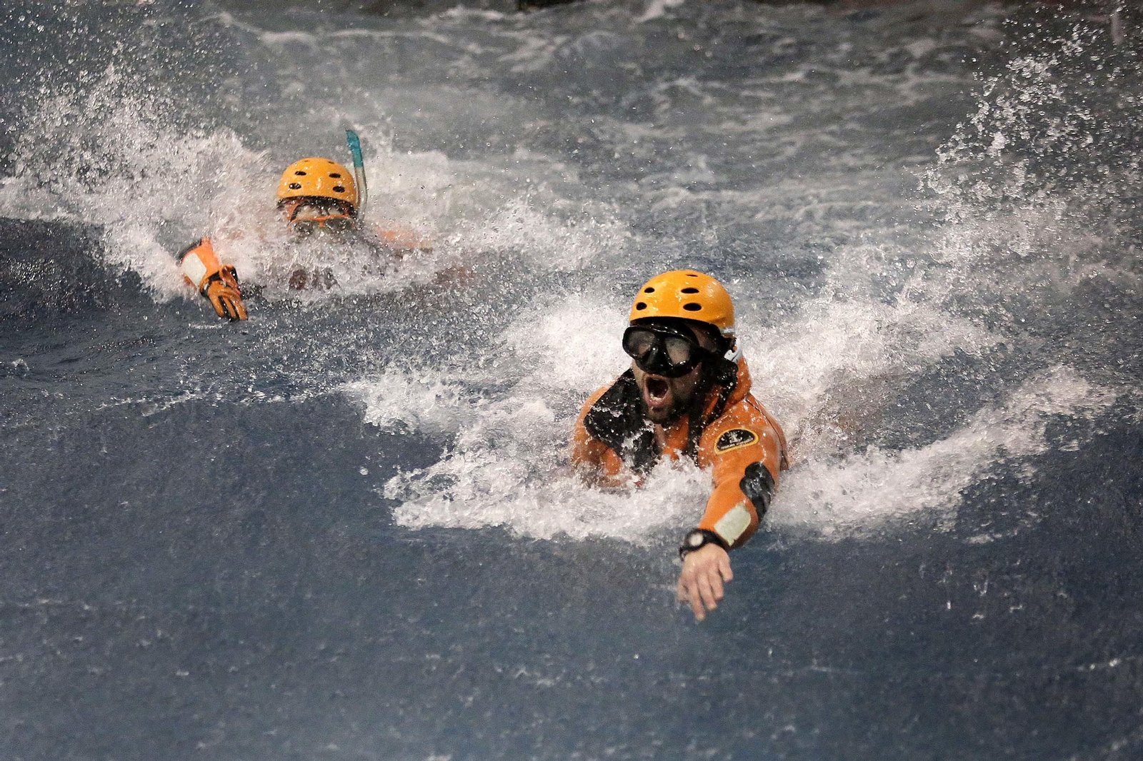 Una jornada de entrenamiento en el simulador de rescates en el mar de la Armada