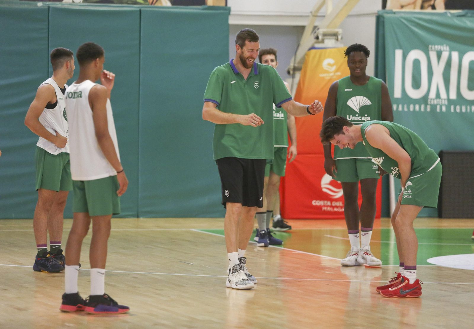 Las fotos de los jóvenes del Unicaja en Los Guindos