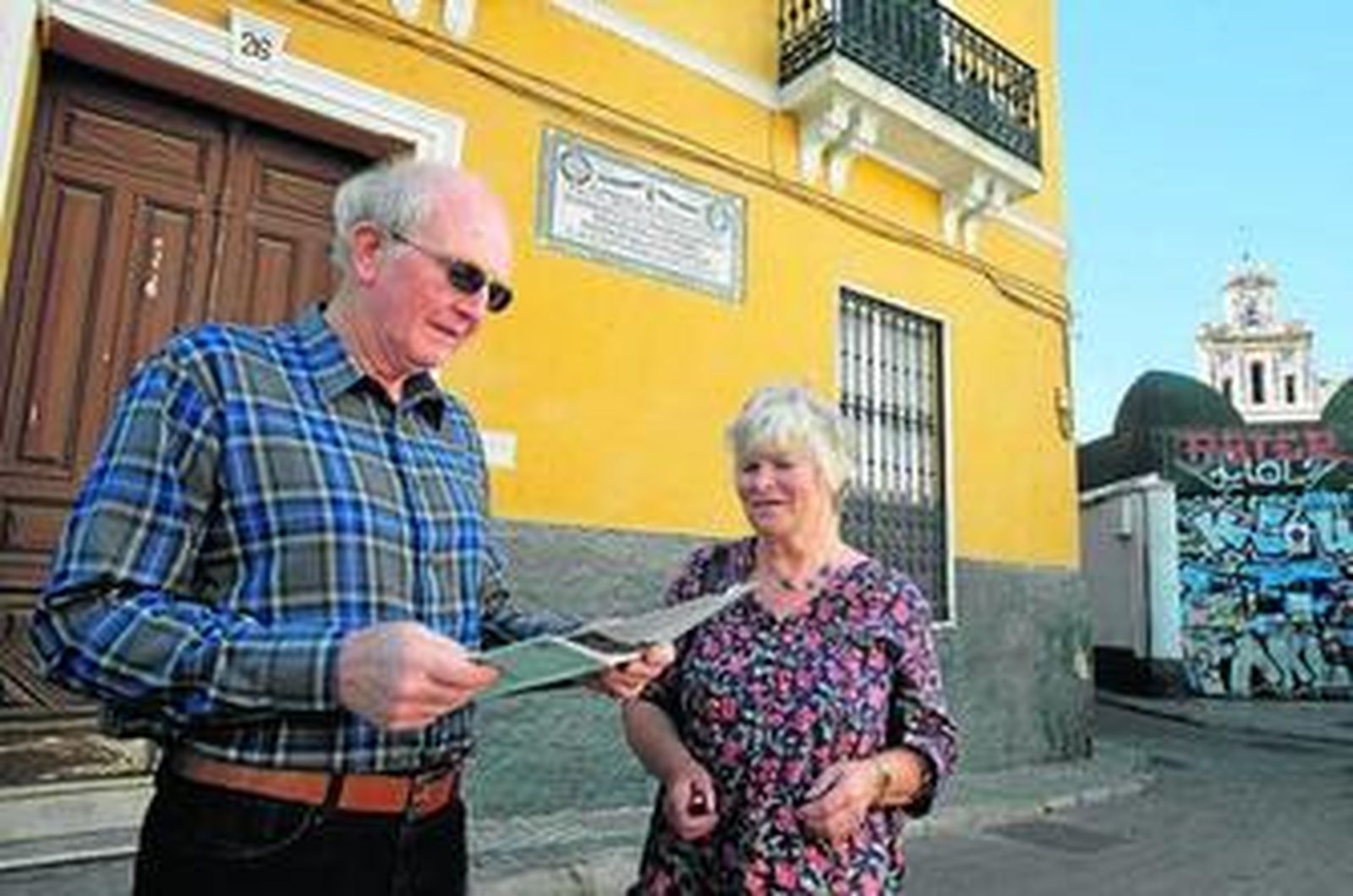 El matrimonio MacGarry, residentes en Londres, junto a la casa donde vivía la 'española inglesa'.